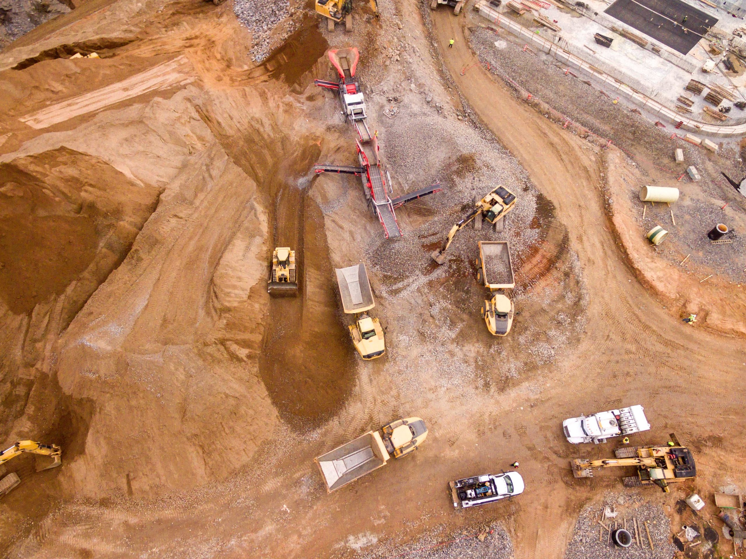 vue aérienne d'un chantier avec de nombreux engins qui travaillent
